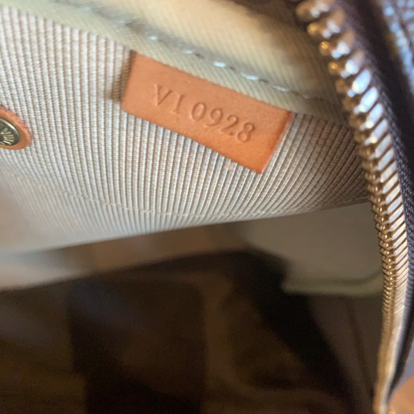 Louis Vuitton Evasion Luggage - Picture 10 of 16